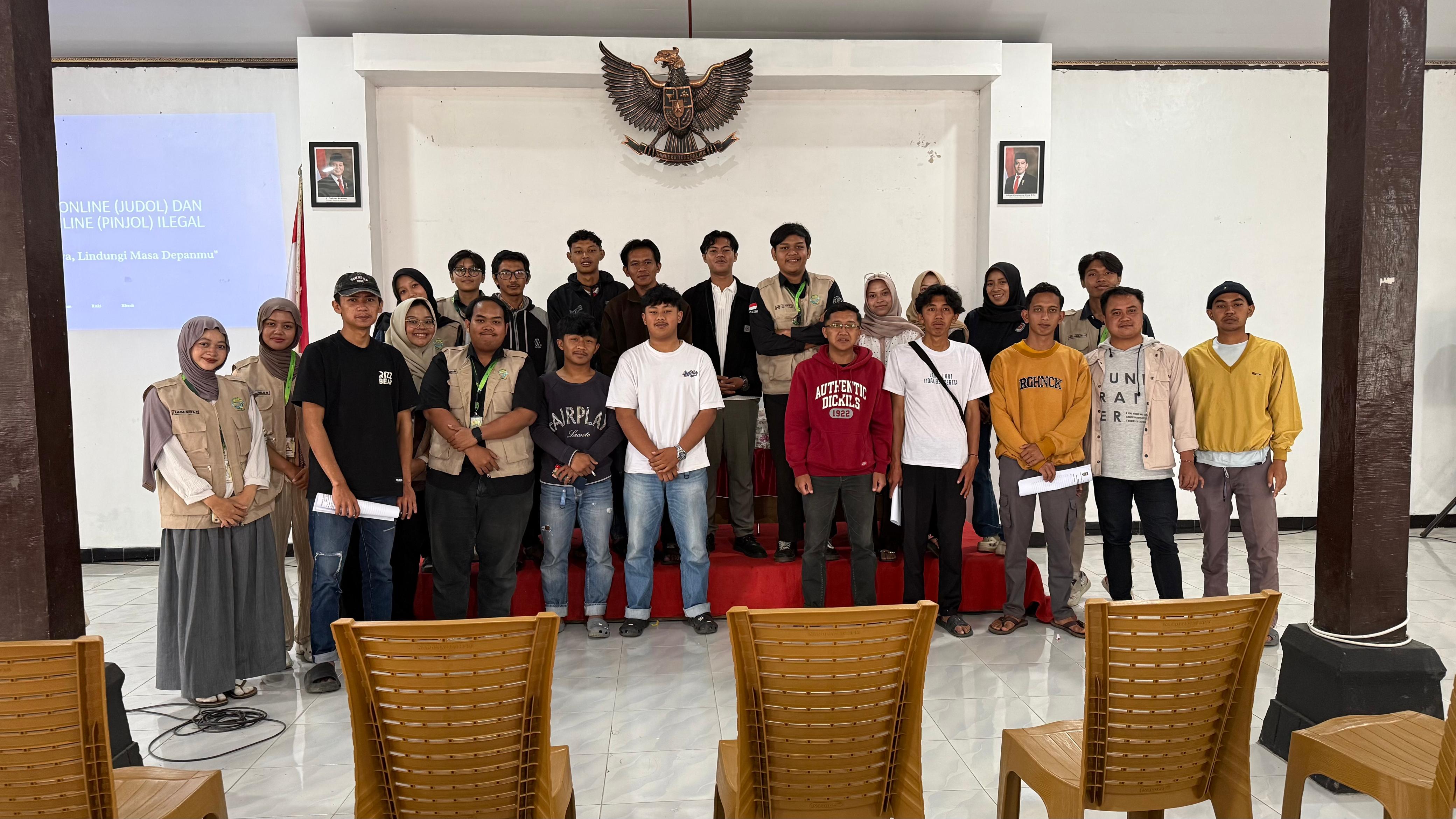 Foto bersama di akhir acara