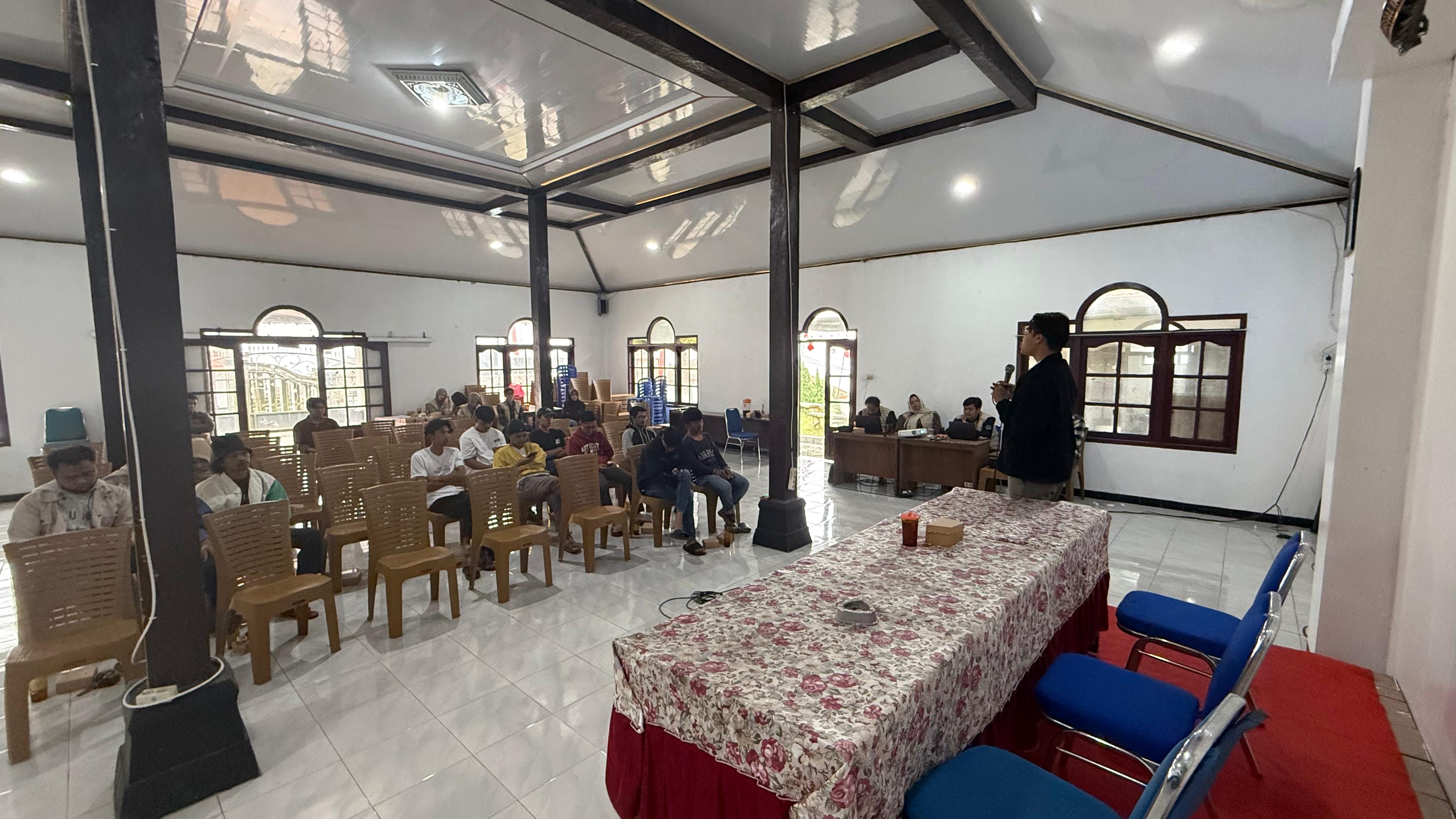 Pemaparan materi dimulai dari rapat karang taruna kemudian dilanjutkan materi judi online dan pinjaman online oleh Mas Fathan