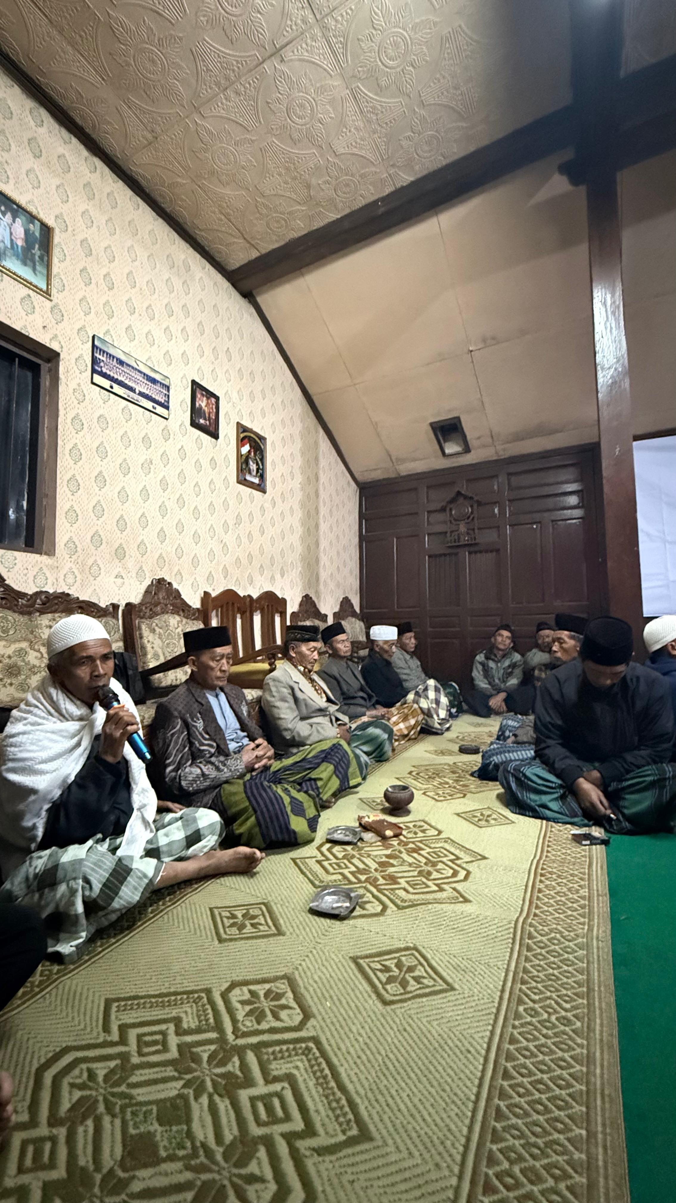 Audien dari warga dukuh Kuncen, acara dimulai dengan pengajian rutin dan dilanjut oleh pemaparan materi