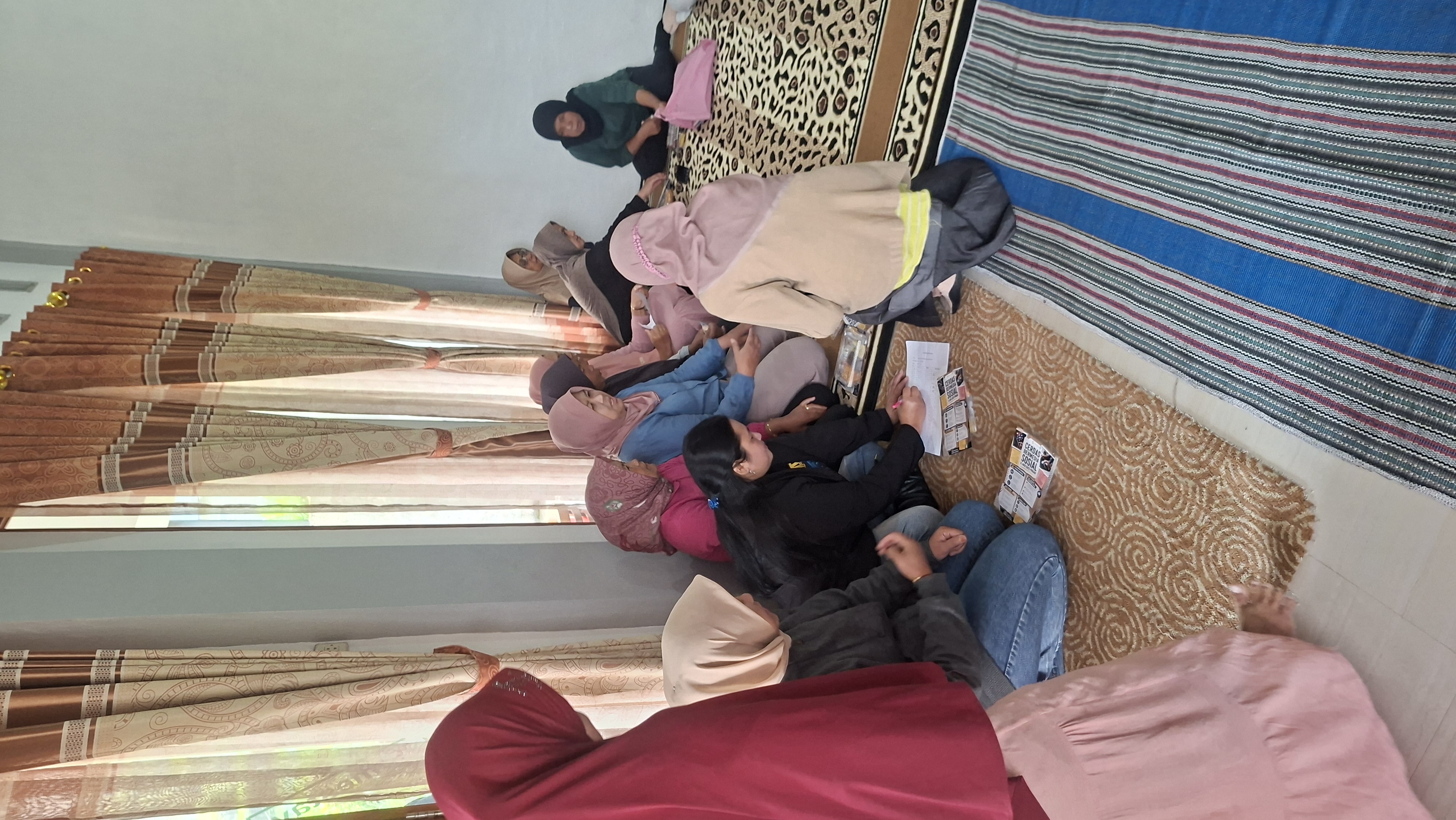 Pembagian brosur mengenai materi kepada ibu ibu tamu undangan