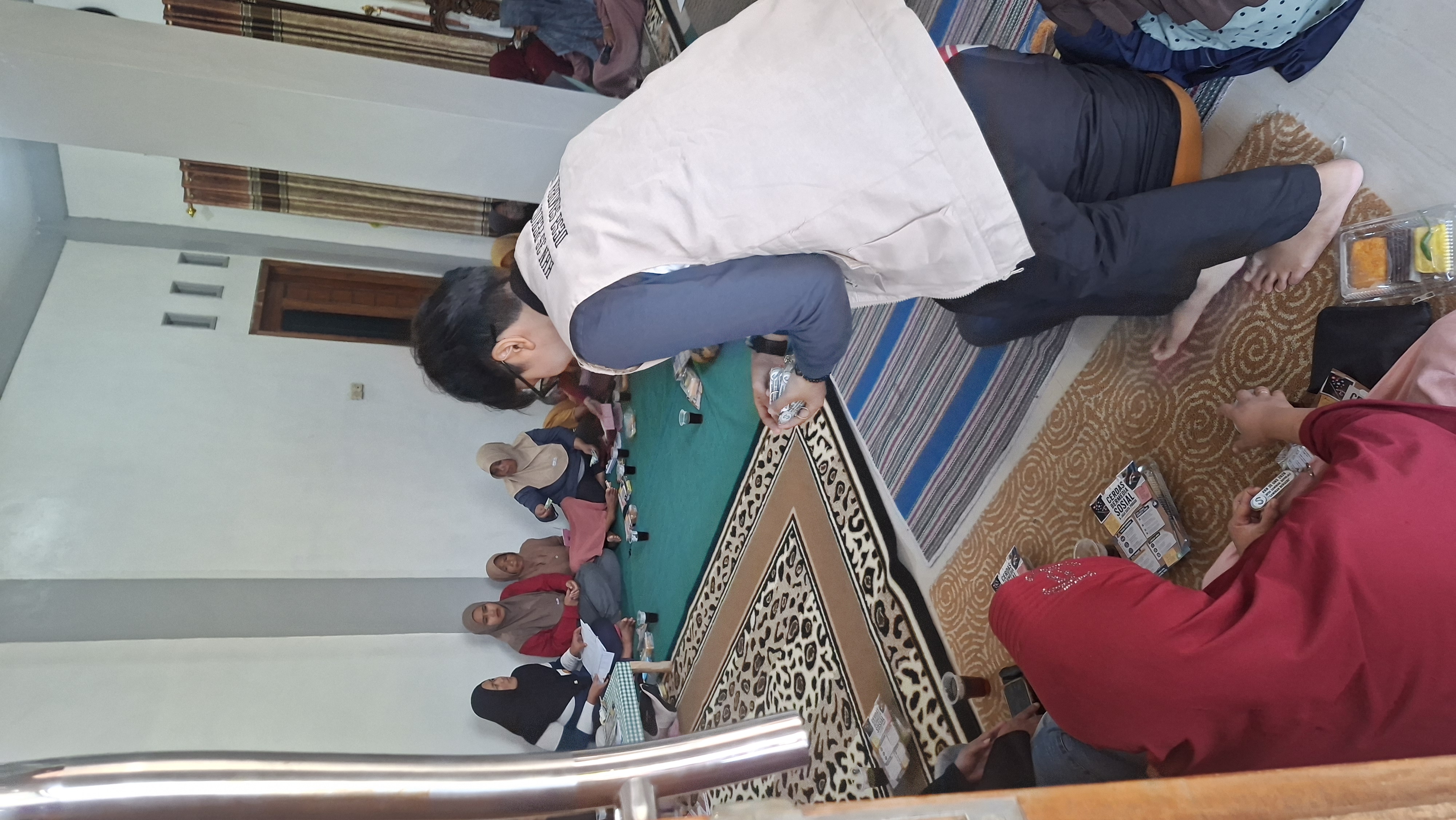 Pemberian Gantungan Kunci oleh Panitia sebagai cinderamatta